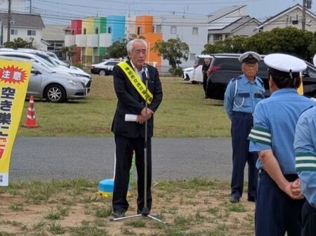 写真:防犯キャンペーンの参加者の前に立ってあいさつをする市長