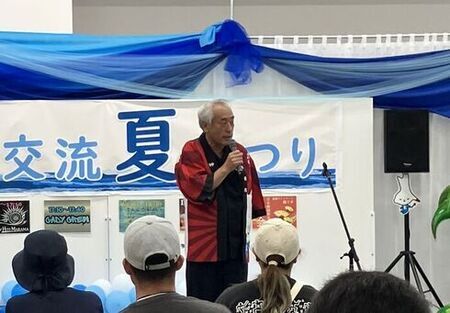 写真:夏祭りの開催にあたり、参加者にあいさつをする市長