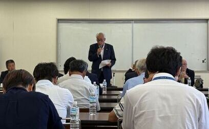 写真:会議の冒頭で、会議に出席した漁港関係者の皆さんにあいさつをする市長