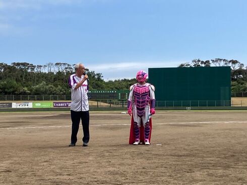 写真:試合前、アストロプラネッツのマスコットキャラクターとともにピッチャーマウンドに上がり、選手や来場客にあいさつをする市長