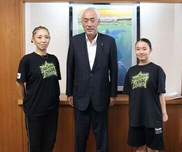 写真：表敬訪問した選手と指導者と並んで写真撮影している様子