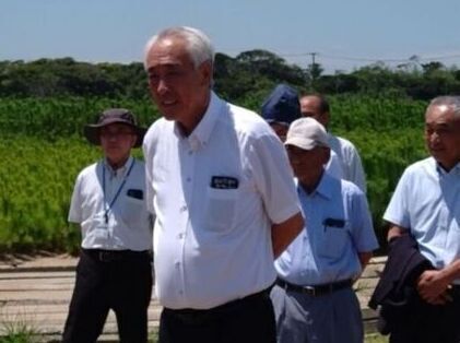 写真:鹿行農林事務所の職員や営農されている担い手さんと意見交換をする市長