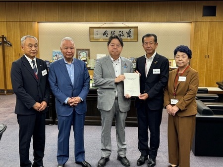 写真：総務省林芳正大臣へ要請書を提出する様子