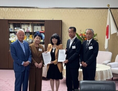 写真：財務省片山さつき大臣へ要請書を提出する様子