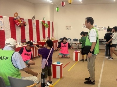 写真:射的をしているこどもの様子