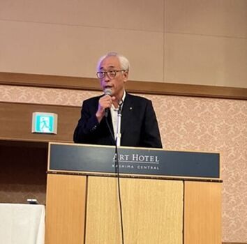 写真:研修会に先出ち、受講生の皆さんにあいさつする市長
