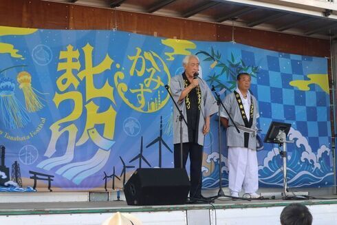 写真:まつりの会場に設置されたステージ上で参加者の皆さんにあいさつする市長