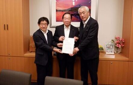 写真：額賀衆議院議員、越川銚子市長と一緒に要望書を手に持ち写真撮影をする木内市長
