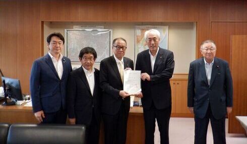 写真：上田国土交通大臣政務官と一緒に要望書を手に持ち、西條参議院議員、加藤参議院議員、越川銚子市長と並んで写真撮影をする木内市長