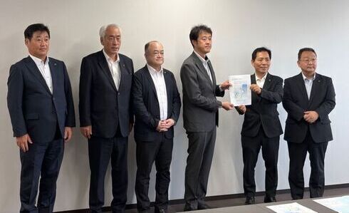 写真:NEXCO東日本関係者と並んで写真撮影をする市長