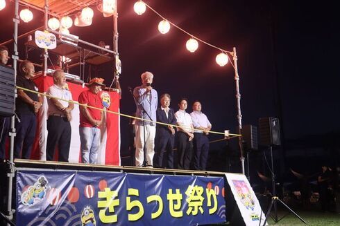 写真:花火大会の会場でステージに上がり、来場の皆さんにあいさつをする市長