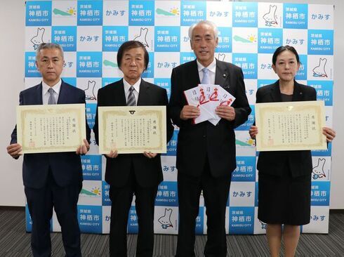 写真：幸武グループの代表者3人と市長