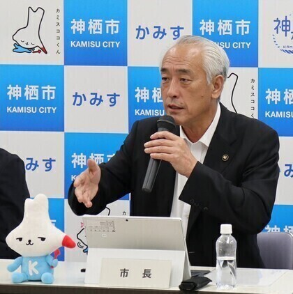 写真:定例記者会見にて記者の質問に答える市長