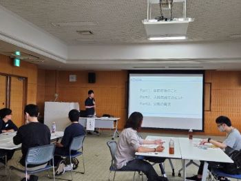 写真:講師の説明を興味深く聞いている参加者