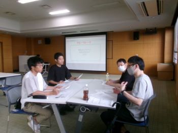 写真:グループ内で話し合いをしている様子