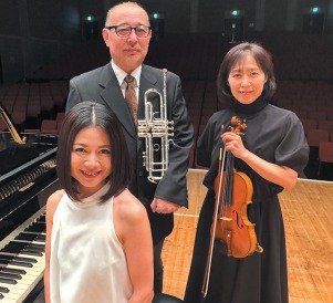 写真:演者3人で記念撮影