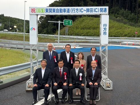 写真:プレイベントに出席した関係者と市長で記念撮影