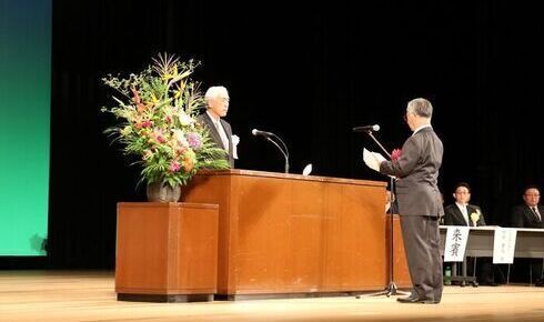 写真:壇上にて、敬老会の招待者からの謝辞を受ける市長
