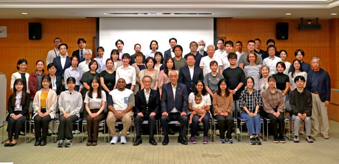 写真:座談会の参加者の皆さんと市長で記念撮影