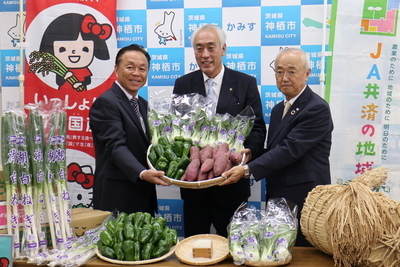写真：2026年10月22日撮影、木内市長、木之内教育長と訪問者1名